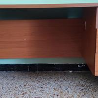 Scrivania in legno massiccio con cassetti