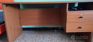 Scrivania in legno massiccio con cassetti