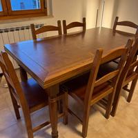 Tavolo con sedie in legno