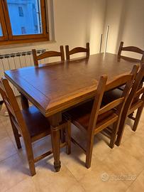 Tavolo con sedie in legno