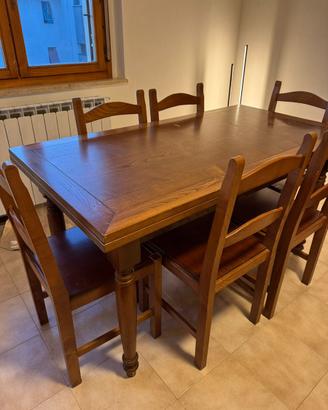 Tavolo con sedie in legno