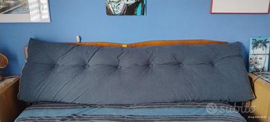 cuscino blu testata letto schiena divano