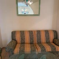 Divano con 2 poltrone piu tavolino in cristallo