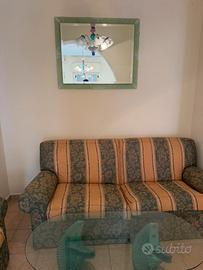 Divano con 2 poltrone piu tavolino in cristallo