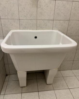 Lavatoio a pozzetto in ceramica  bianca