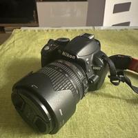 Nikon D3100 con obiettivo 18-105
