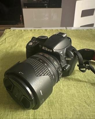 Nikon D3100 con obiettivo 18-105