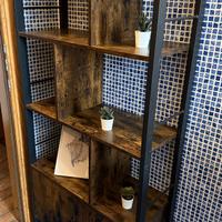 Libreria in legno e acciaio nero