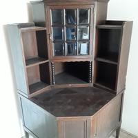 Antico mobile ad angolo con vetrina