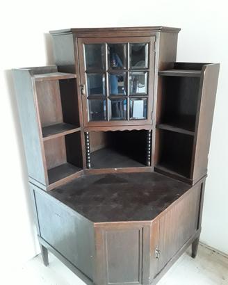 Antico mobile ad angolo con vetrina