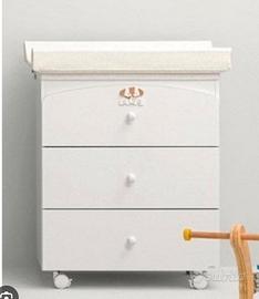 Lettino e fasciatoio con cassetti e vaschetta