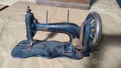 Macchina per cucire antica