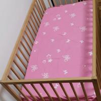 lettino con materasso e coprimaterasso