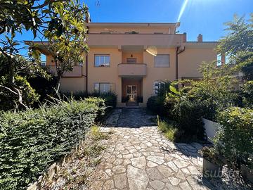 Appartamento con due camere, camino e giardino