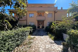 Appartamento con due camere, camino e giardino