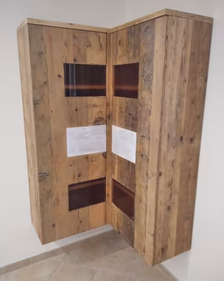 angoliera sospesa in legno vecchio con ante vetro