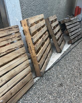4 pallet di legno