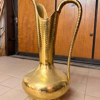 Grande brocca in ottone martellato