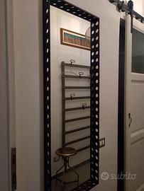 specchio da parete con cornice in legno 