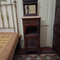 Due comodini in legno massello lavorato a mano.