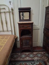 Due comodini in legno massello lavorato a mano.