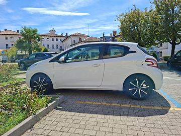 PEUGEOT 208 NEOPATENTATI