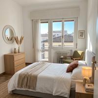 Camera grande arredata é luminosa