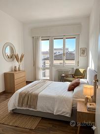 Camera grande arredata é luminosa