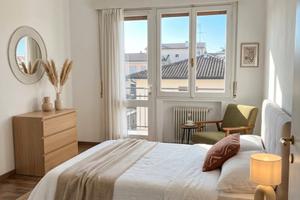 Camera grande arredata é luminosa