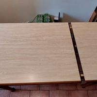 tavolo allungabile con seggiole.