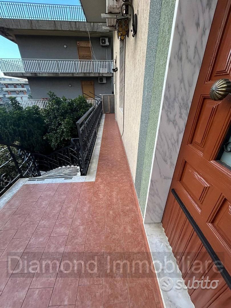 Appartamento piano rialzato ad Aci Catena - Vista 2