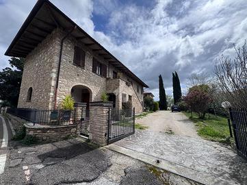 CASA SEMINDIPENDENTE A ASSISI
