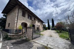 CASA SEMINDIPENDENTE A ASSISI