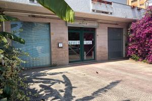 Locale commerciale con canna fumaria