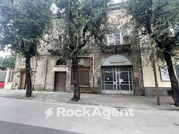 APPARTAMENTO CON DUE LOCALI COMMERCIALI E DEPOSITO