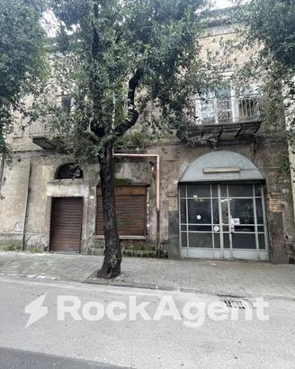 APPARTAMENTO CON DUE LOCALI COMMERCIALI E DEPOSITO