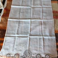 Biancheria ricamata e all' uncinetto