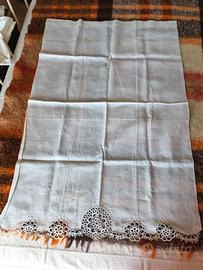 Biancheria ricamata e all' uncinetto