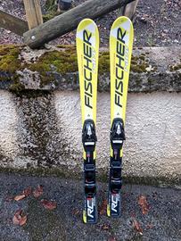 Sci Fischer con casco e bastoncini