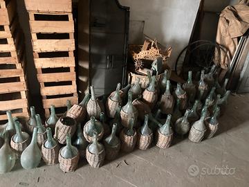 Bottiglie con tonde con base di vimini