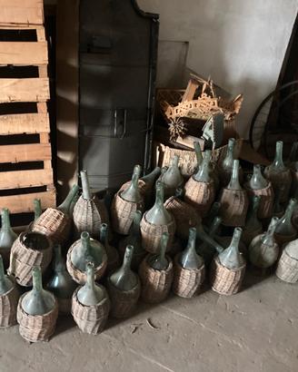Bottiglie con tonde con base di vimini