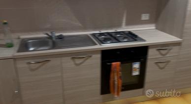 Cucina completa con forno e piano cottura”