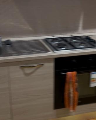 Cucina completa con forno e piano cottura”