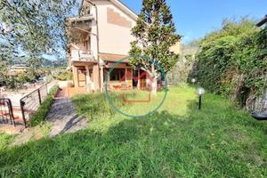 Villa di 250 m² con più di 5 locali e box auto dop