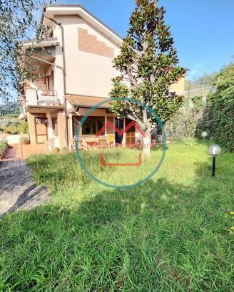 Villa di 250 m² con più di 5 locali e box auto dop