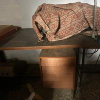 Scrivania in legno con 2 cassettiera e lampada