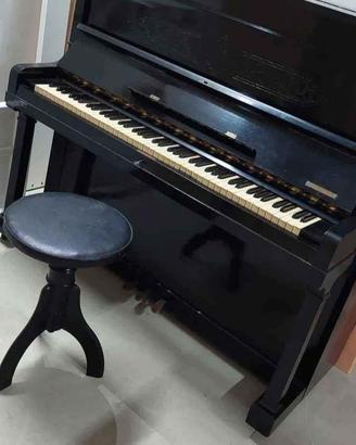 Pianoforte verticale a muro