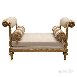 Divanetto italiano bianco con struttura dorata