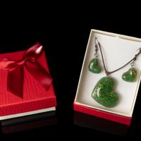 COLLANA ARTIGIANALE E ORECCHINI A CUORE DI RESINA