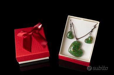 COLLANA ARTIGIANALE E ORECCHINI A CUORE DI RESINA